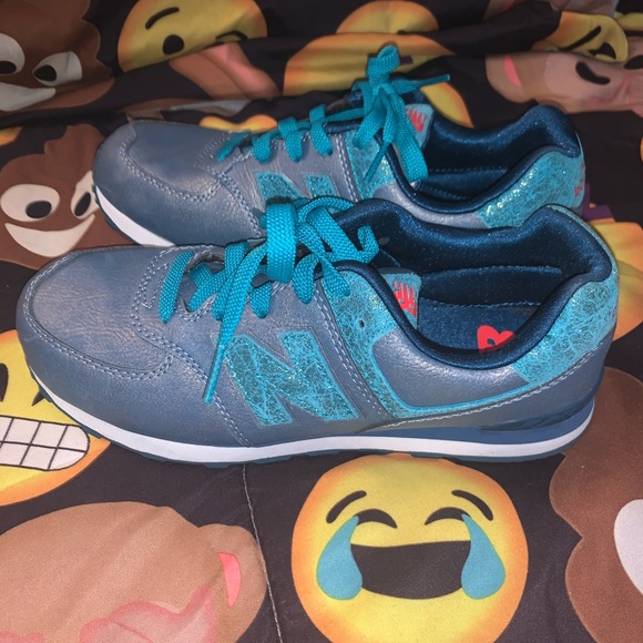 Gently worn New Balance Sneaker youth size 6 - Picture 2 of 5